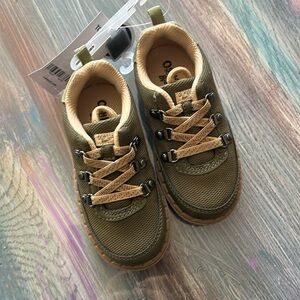 Oshkosh Bgosh Boys Sneakers size 8